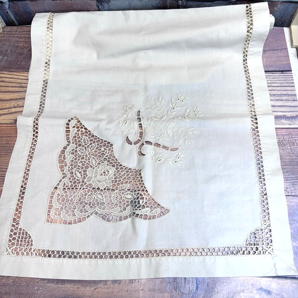 Vintage Set Embroidered Beige Table Runner w 2 Napkins Cutwork Embroidery - Picture 2 of 6